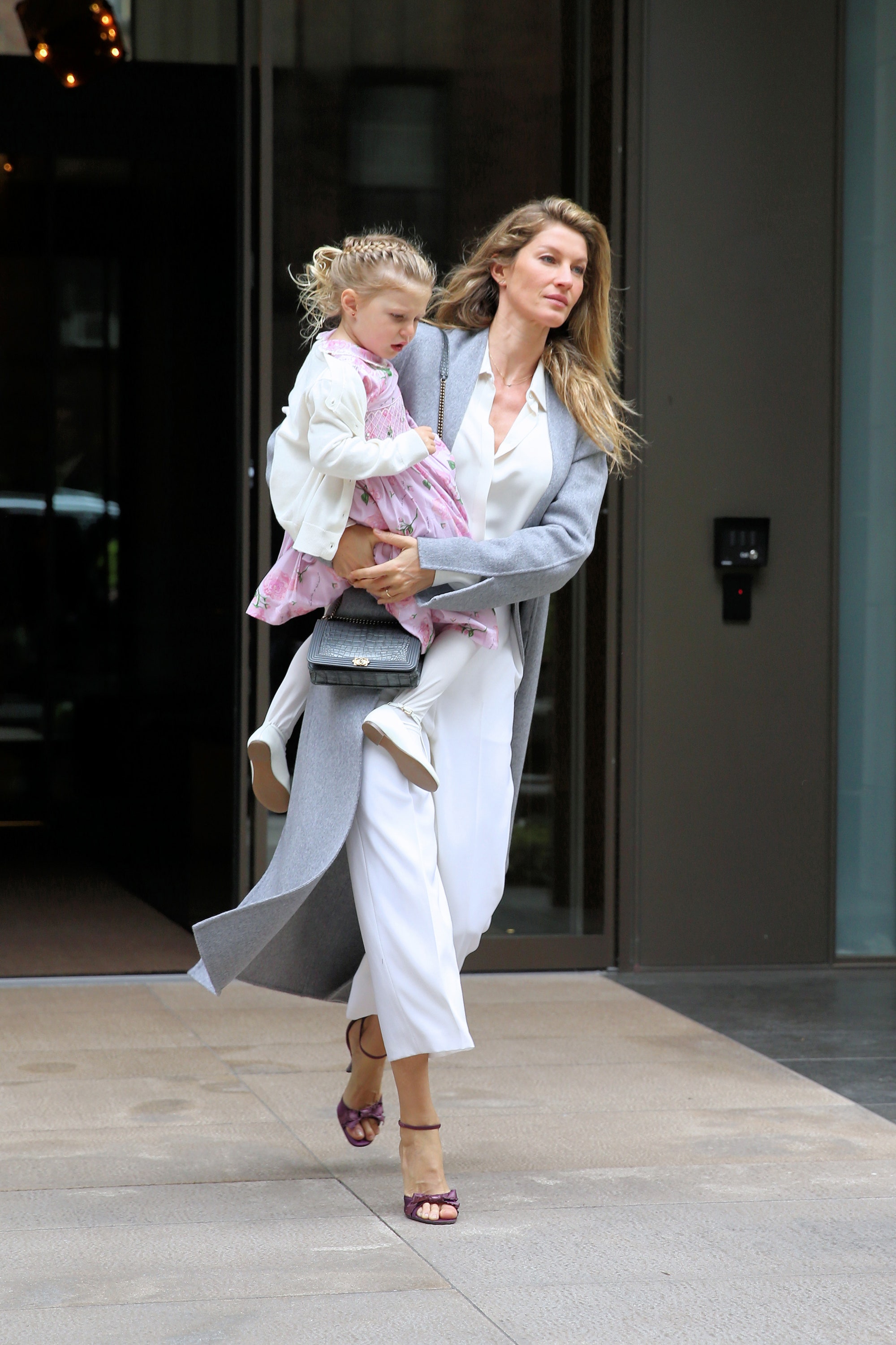 Gisele Bündchen Outfits: Steal Her Style Secrets Now!