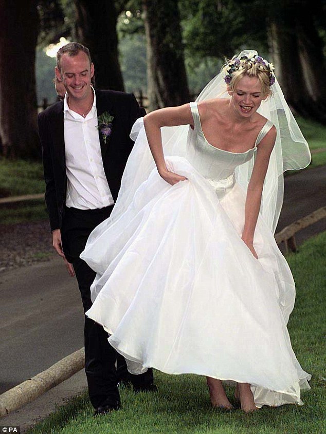 See the Stunning Wedding Dress of Eddie Redmaynes Wife