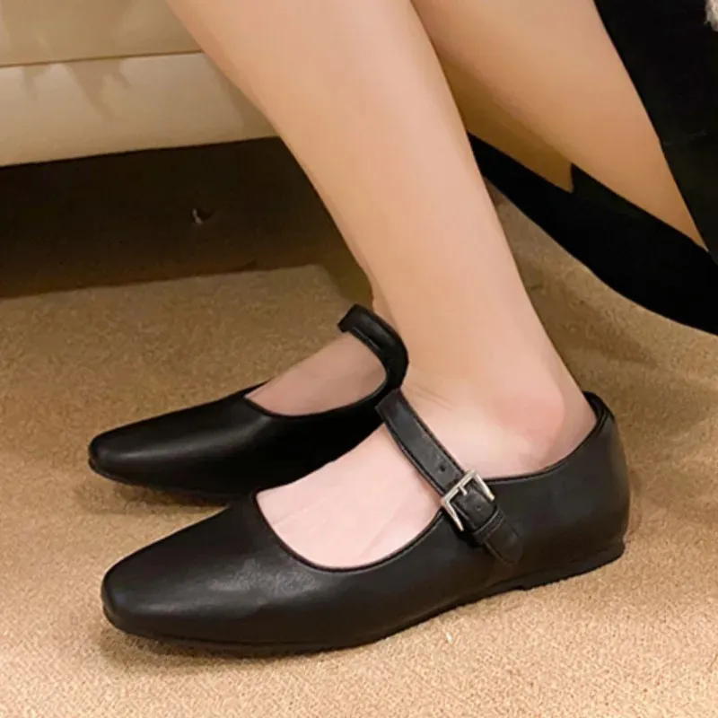 Black Ballet Flats with Strap: A Timeless Trend, Discover the History and Evolution of This Classic Shoe