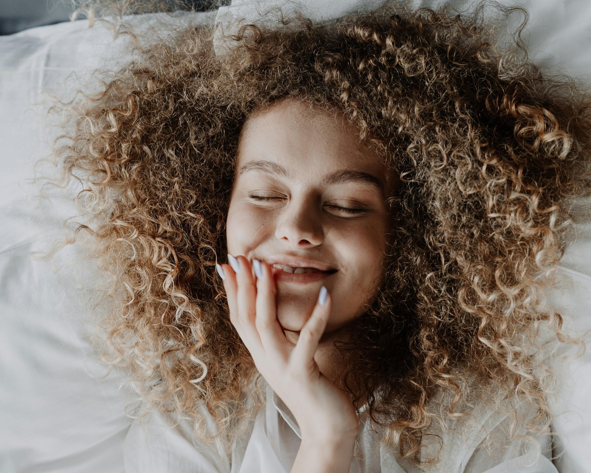 Artist with Curly Hair: Embrace Your Curls with These Awesome Tips