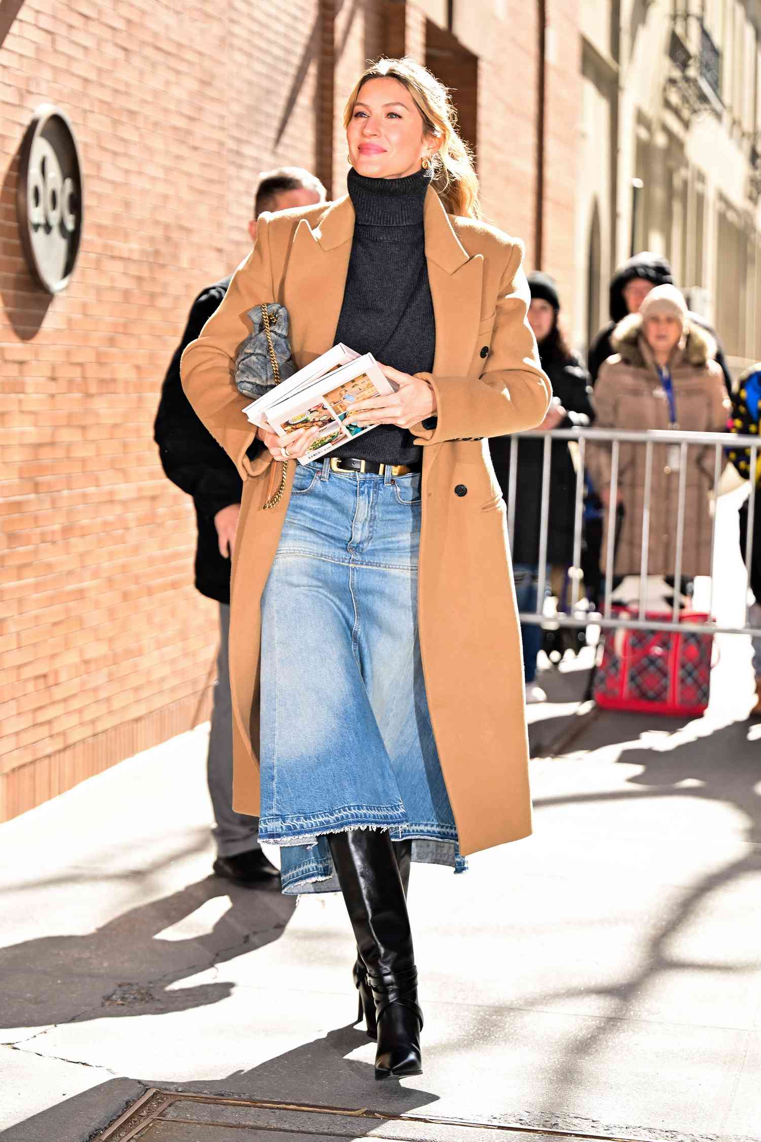 Gisele Bündchen Outfits: Steal Her Style Secrets Now!