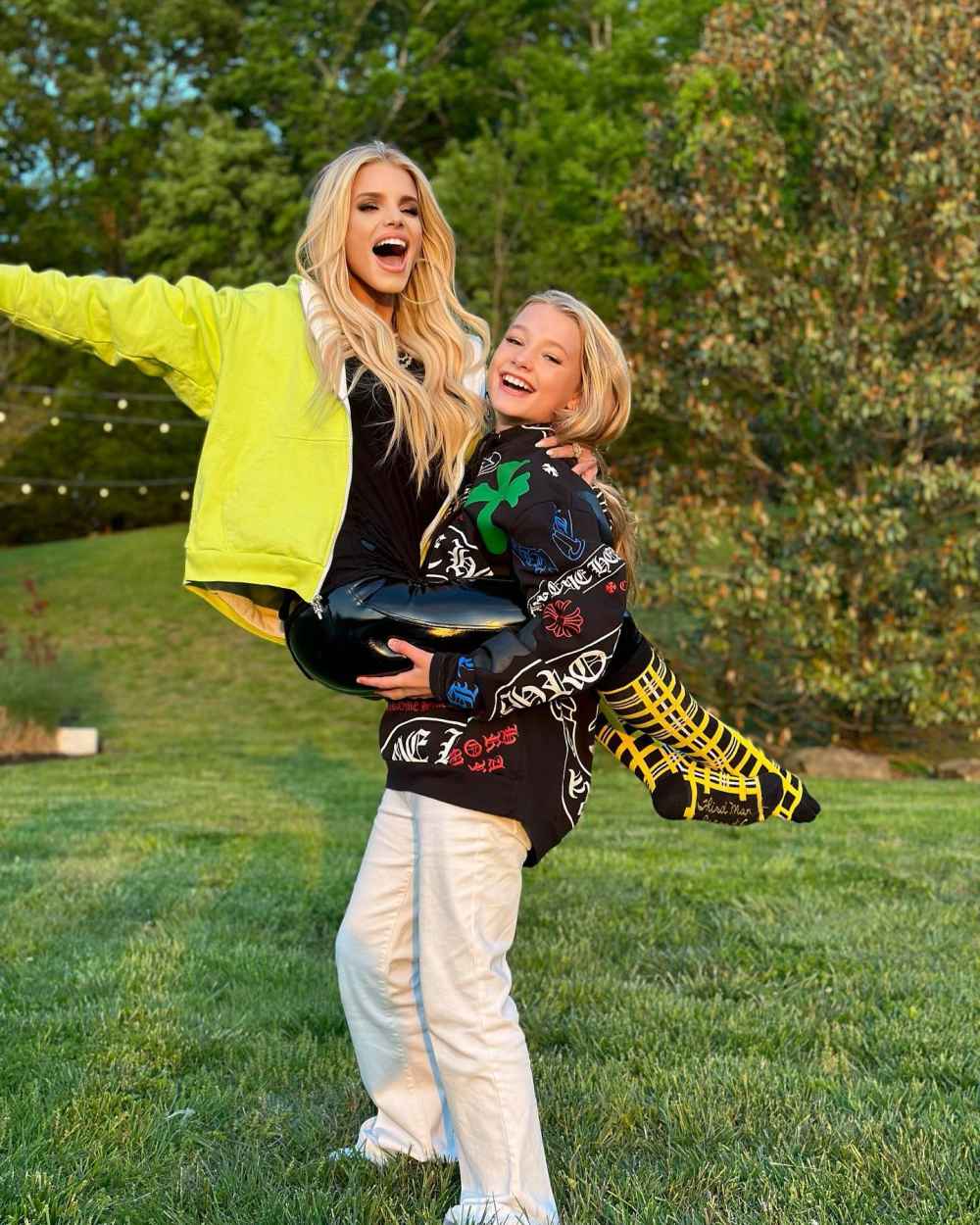 Jessica Simpson Spotted with Louis Vuitton: Bag Envy Alert!