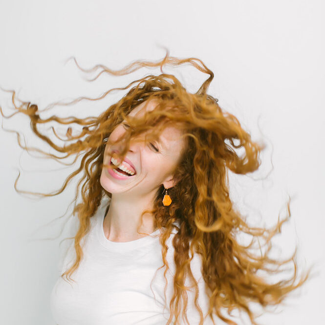 Artist with Curly Hair: Embrace Your Curls with These Awesome Tips