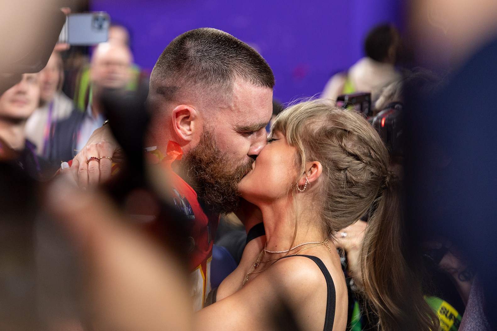 Taylor Swift and Travis Kelce: A Cheifs Game Love Story?