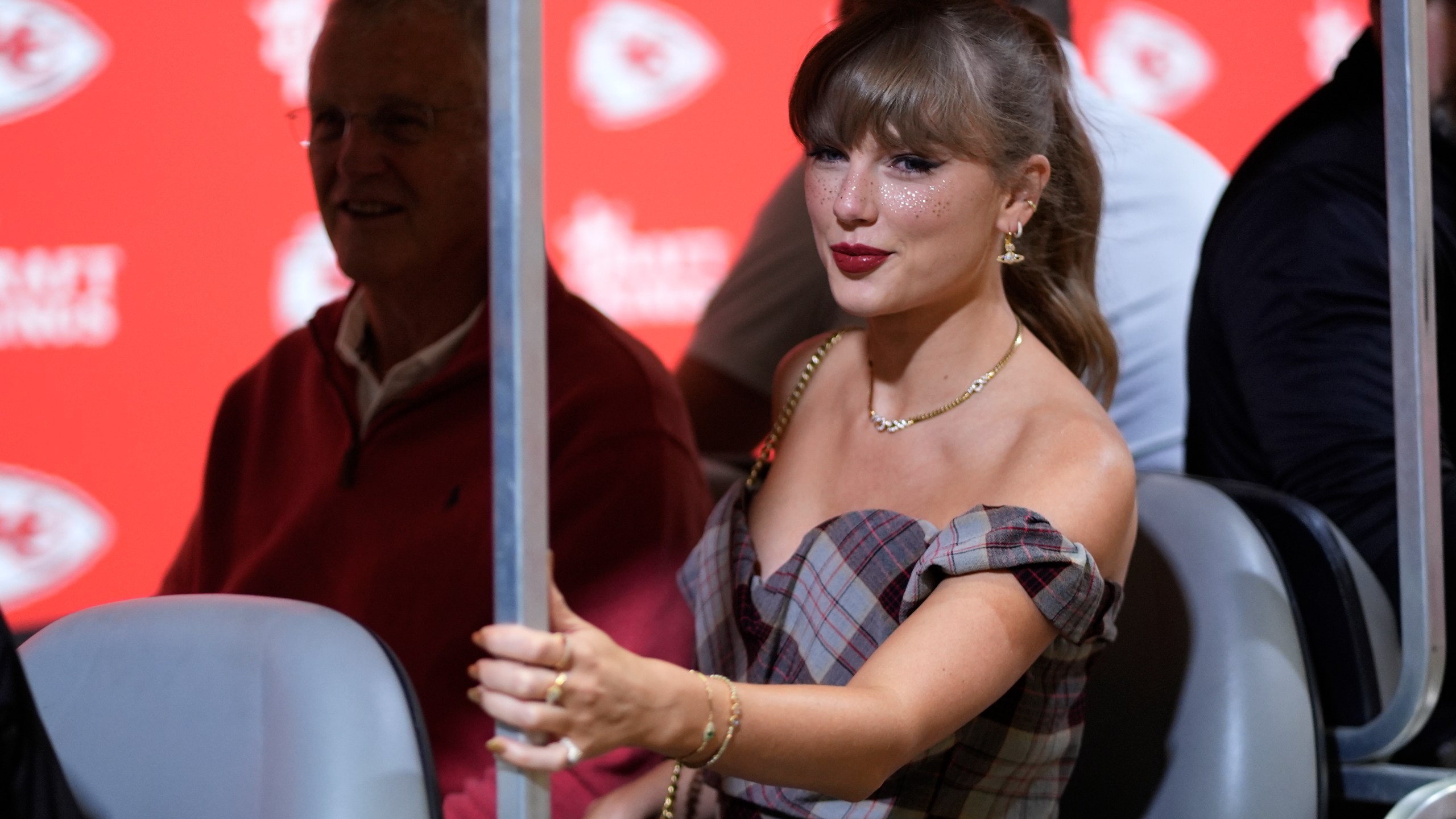 Dont miss out! Is Taylor Swift playing at the game tonight?