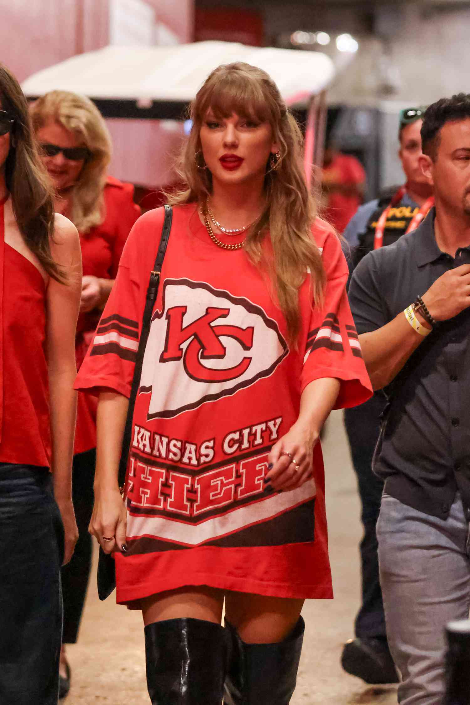 Taylor Swift Game Outfit: What to Wear to Look Like Taylor?