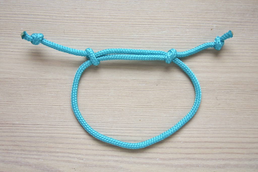 Easy Steps: How to Tighten a Rope Bracelet Quickly