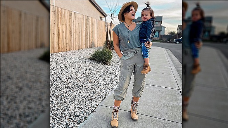 Chic Denim Capris: The Must-Have Fashion Staple for Effortless Style in 2023.