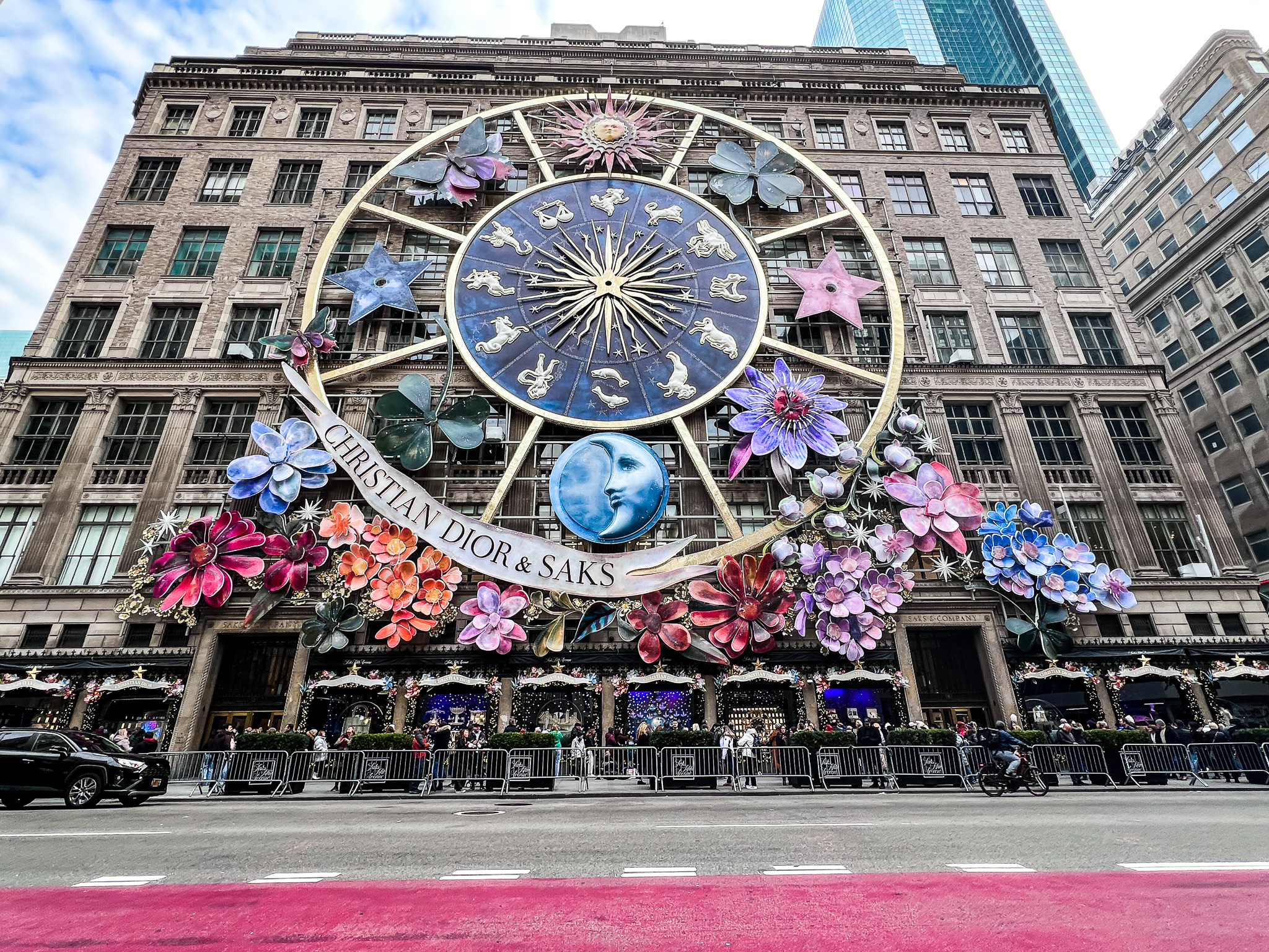 Saks Dior Light Show: Where to Get the Best View? Read This Tips!