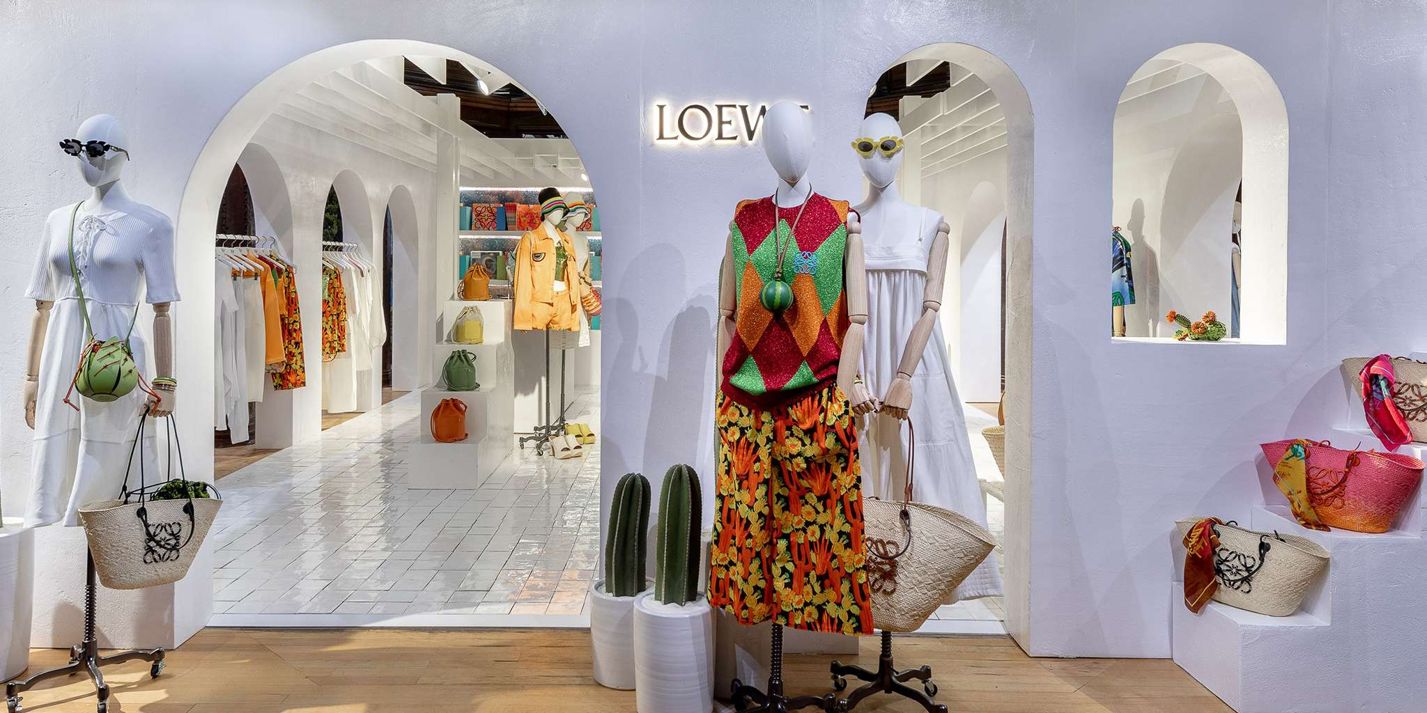 Loewe x Paulas Ibiza: Get the new summer collection and find the hottest styles before anyone else!