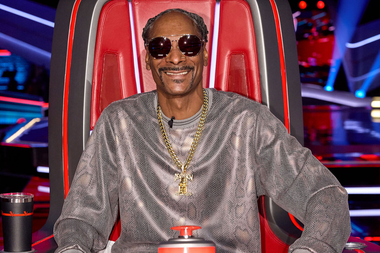 Why does snoop dogg wear a t on his necklace (Unveiling the mystery of his jewelry)