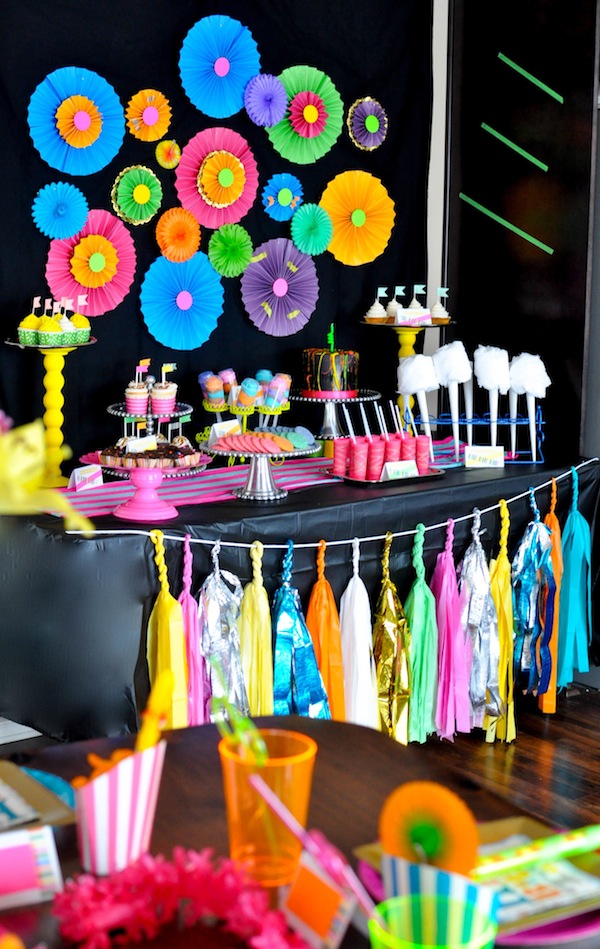 90s Themed Homecoming Party: Where to Find the Best Decorations and Outfit Ideas for a Nostalgic Night.