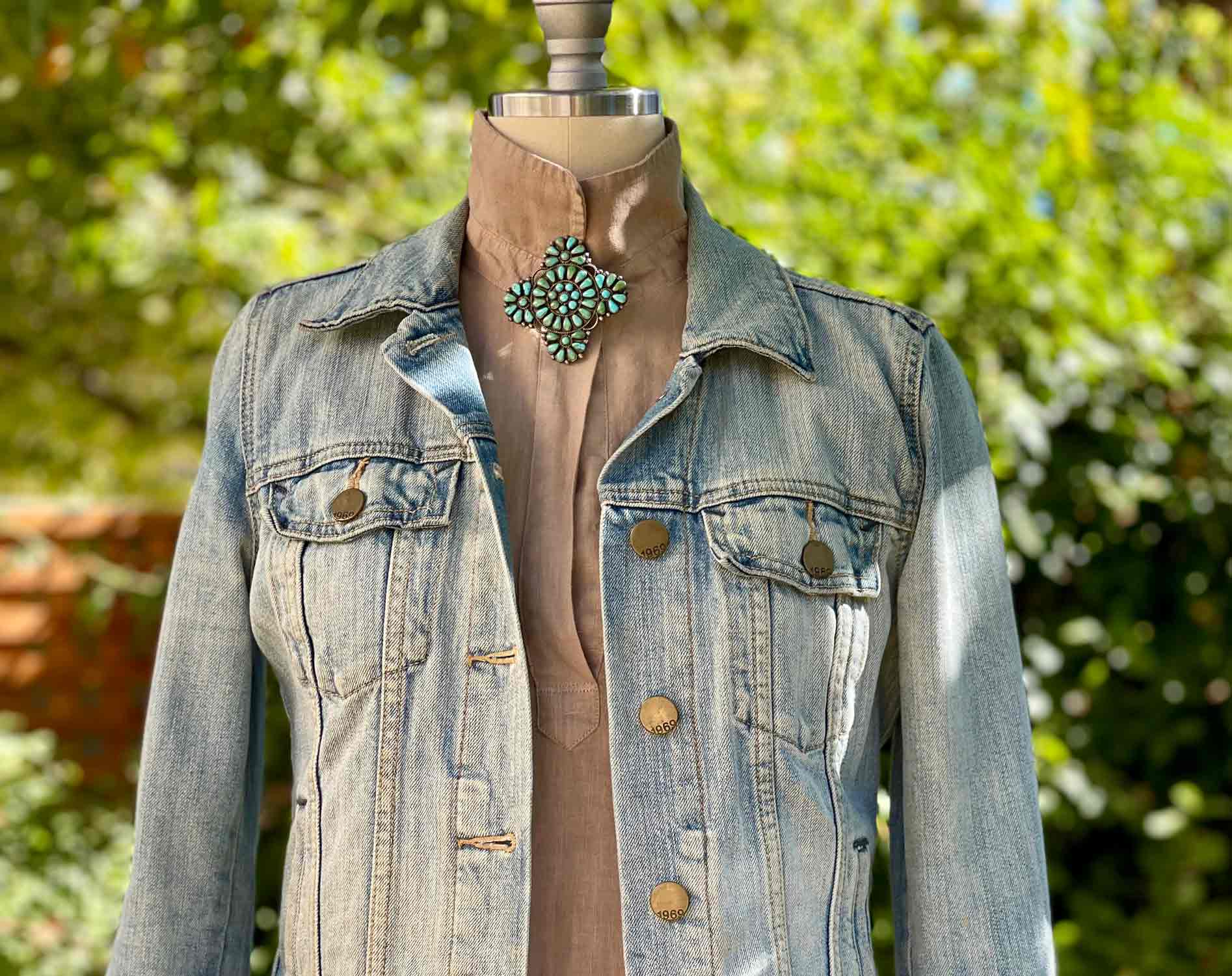 Styling Brooch Pins: Easy Tips & Fresh Ideas for Any Outfit.