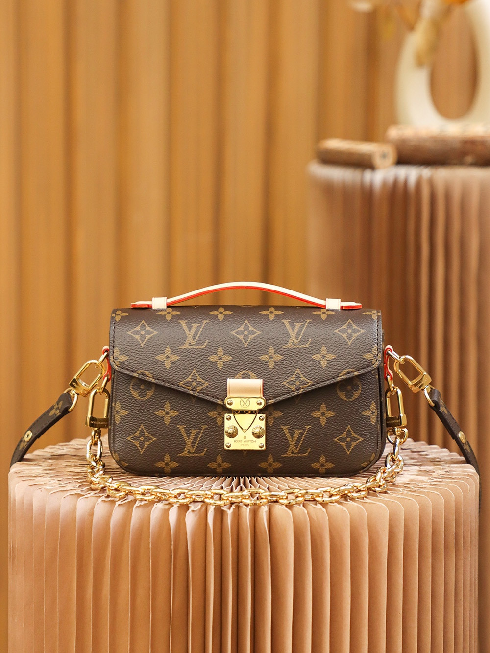 Get the Pochette Metis East West: Find the Best Price and Deals Now.