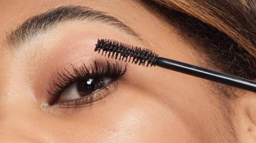 Mascara Eyelashes: How to Apply for a Dramatic Effect