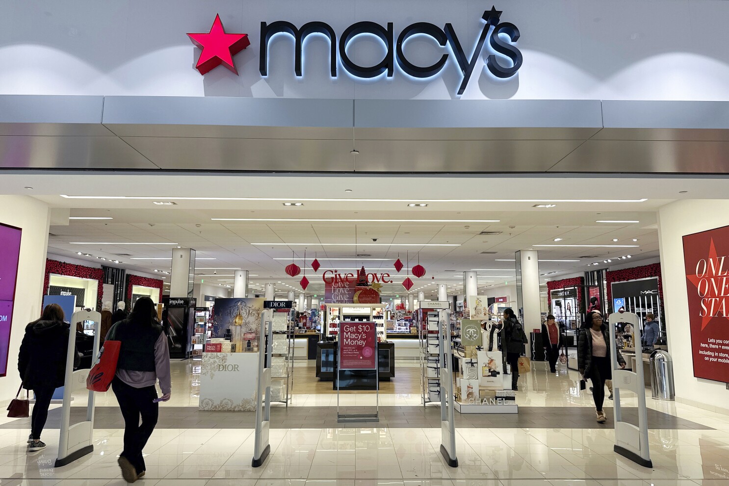 Staying Ahead of the Game: How Does Macys Lead the Department Store Industry