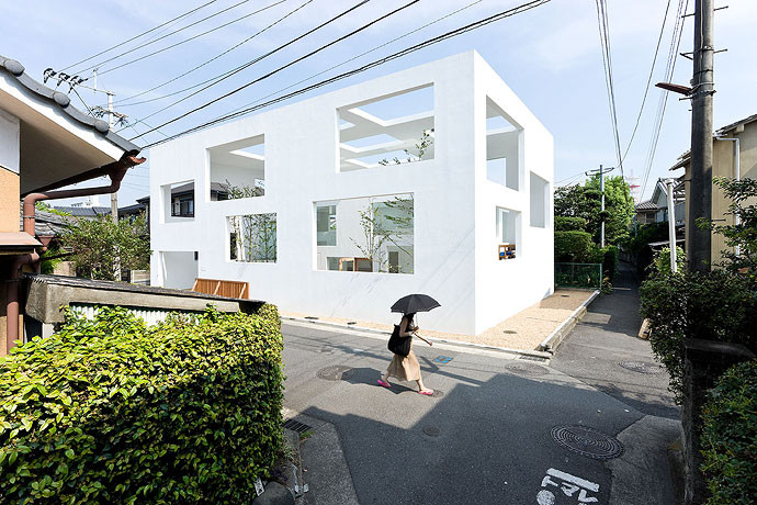 Lets look closer at sou fujimoto architects house n: Simple explanations of its cool structure.