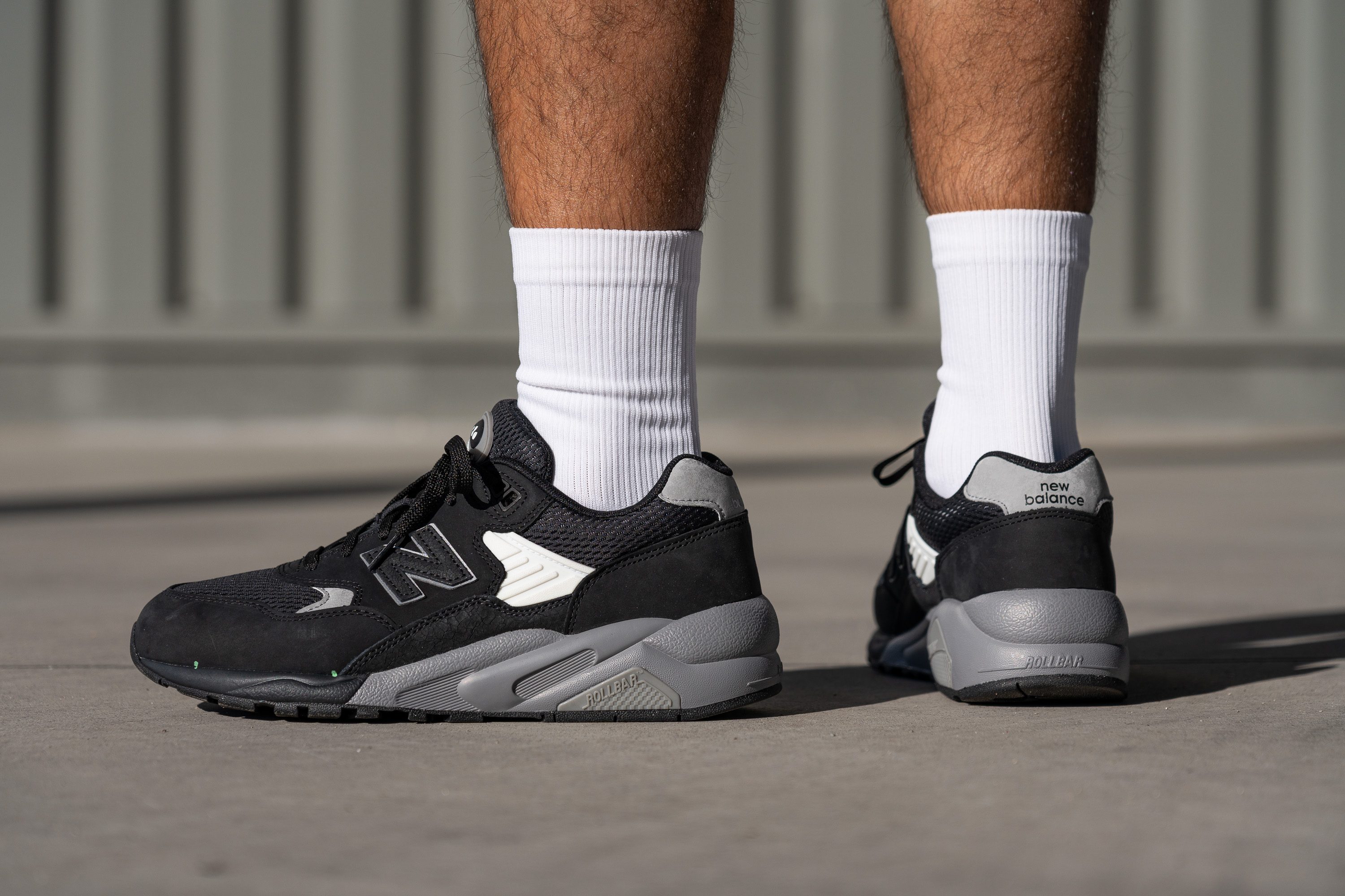 What is special about the new balance 580 model? Learn the key features that make this sneaker popular.