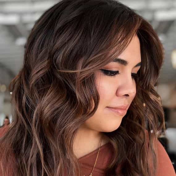 How to get beautiful black hair with brown highlights? Follow these easy steps for great results!