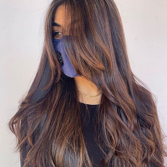 How to get beautiful black hair with brown highlights? Follow these easy steps for great results!