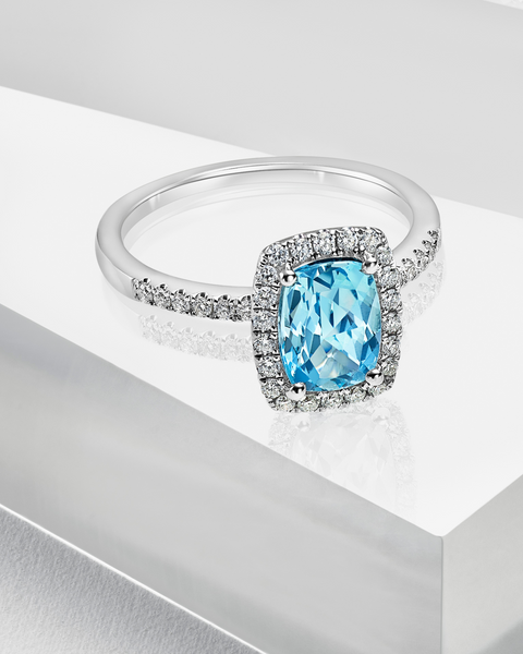 Why choose an engagement ring with aquamarine? Discover its unique ocean blue charm and special meaning today!