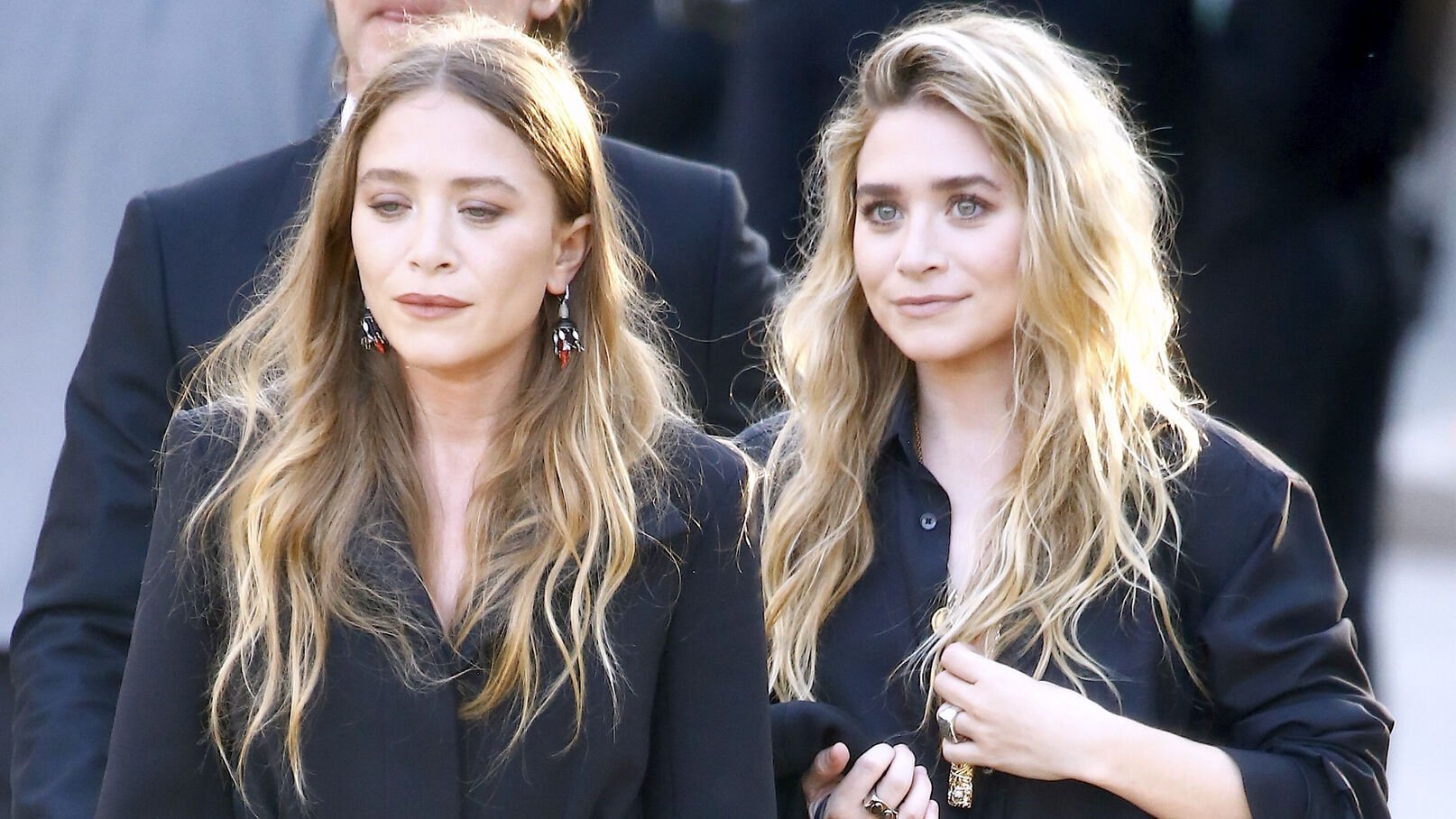 People still talk about hermanas olsen en serie los dinosaurios! Was their funny cameo real or just a popular myth?