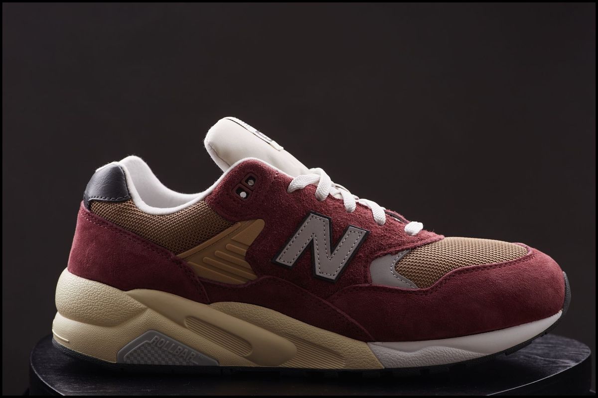 What is special about the new balance 580 model? Learn the key features that make this sneaker popular.