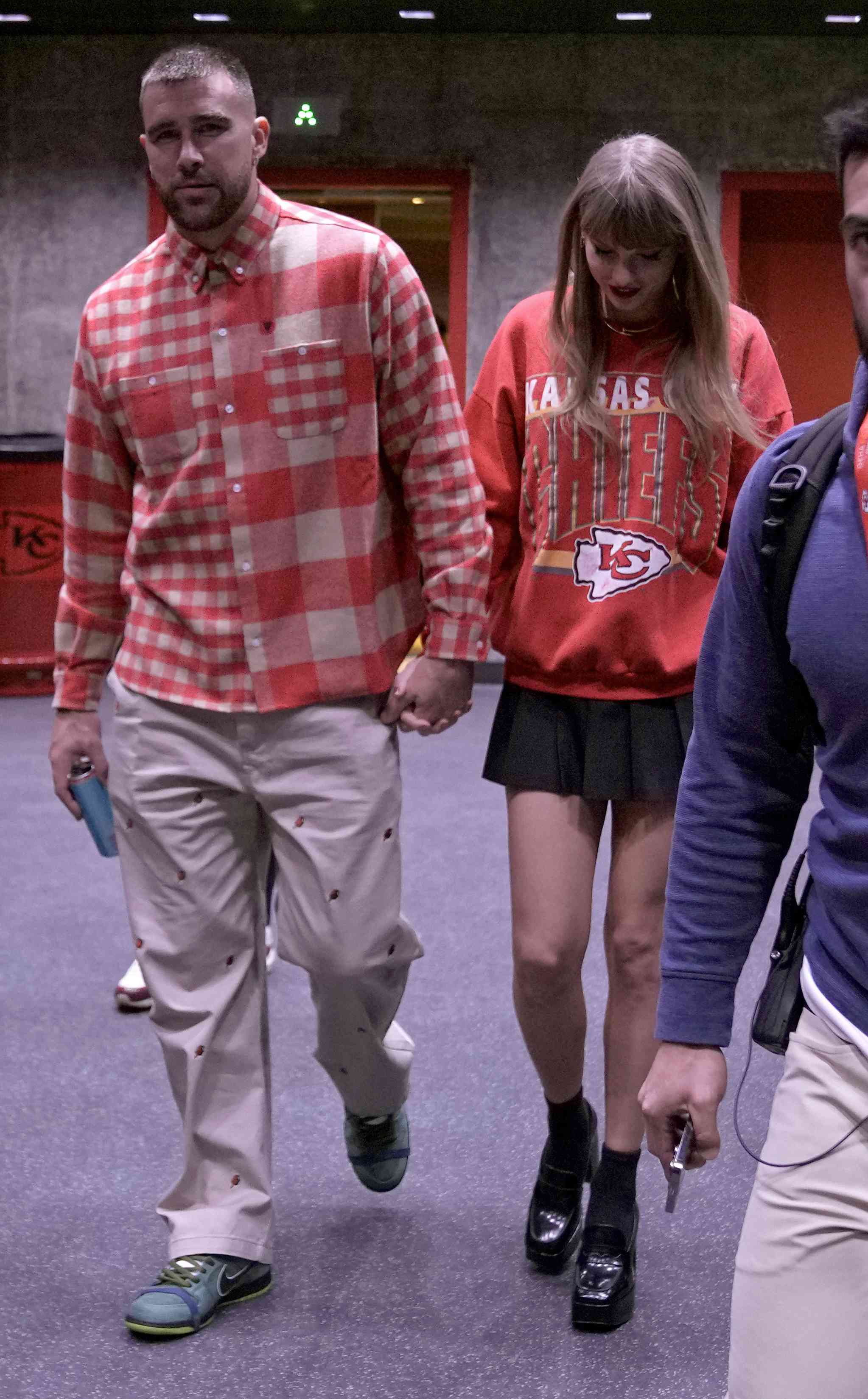 Taylor Swift & Travis Kelce: Steal Her Gameday Outfit!