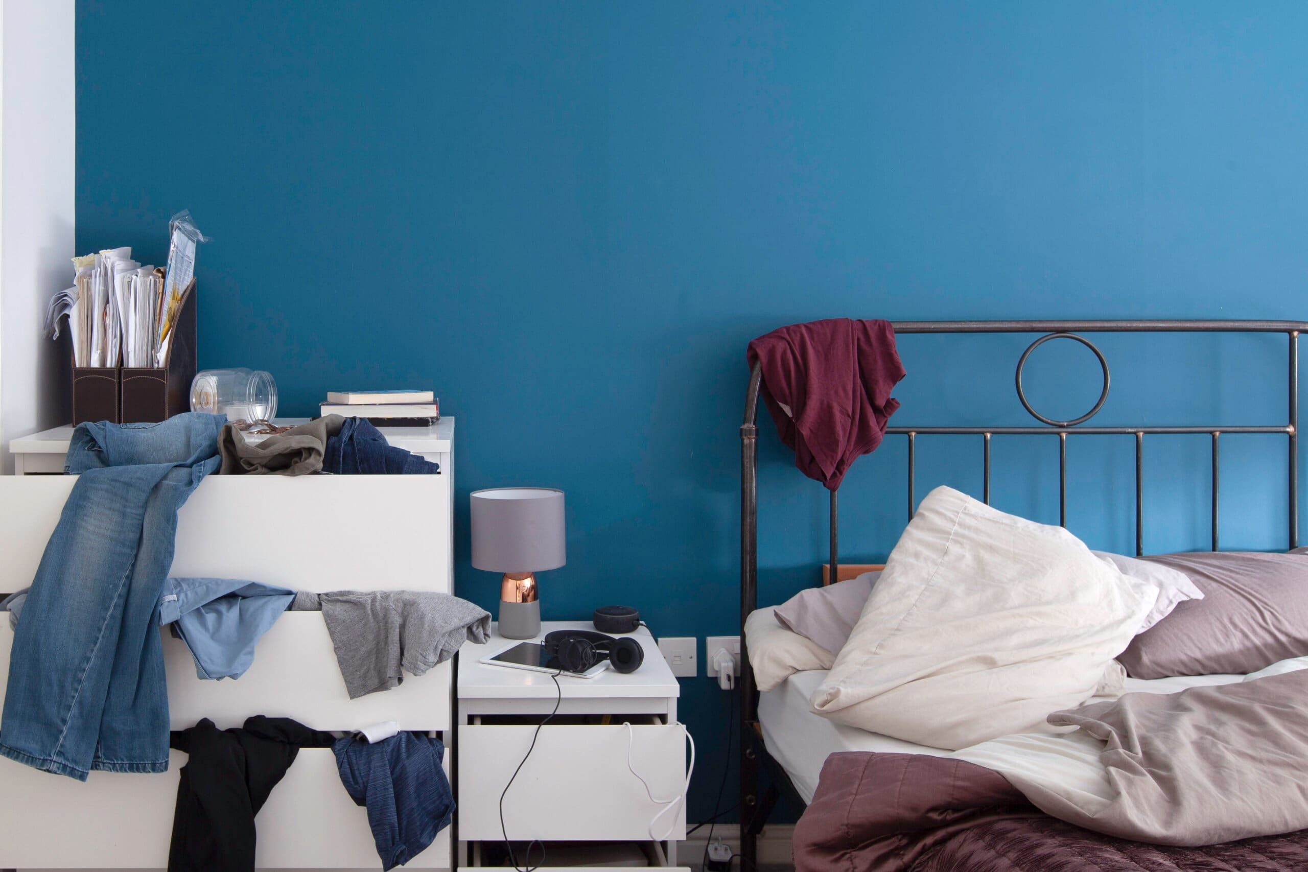 Looking for easy single man bedroom decorating ideas? Start transforming your room with these simple upgrades now.