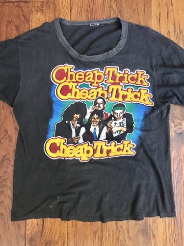 Looking for a cheap band vintage shirt? Here are some tricks to find great deals online.