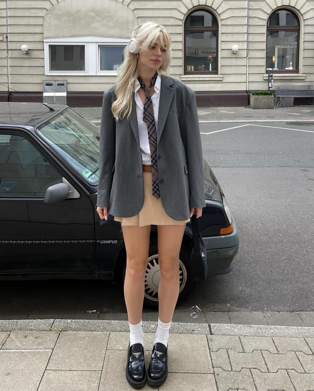 Getting the womens 80s preppy fashion look: Simple guide to essential pieces.