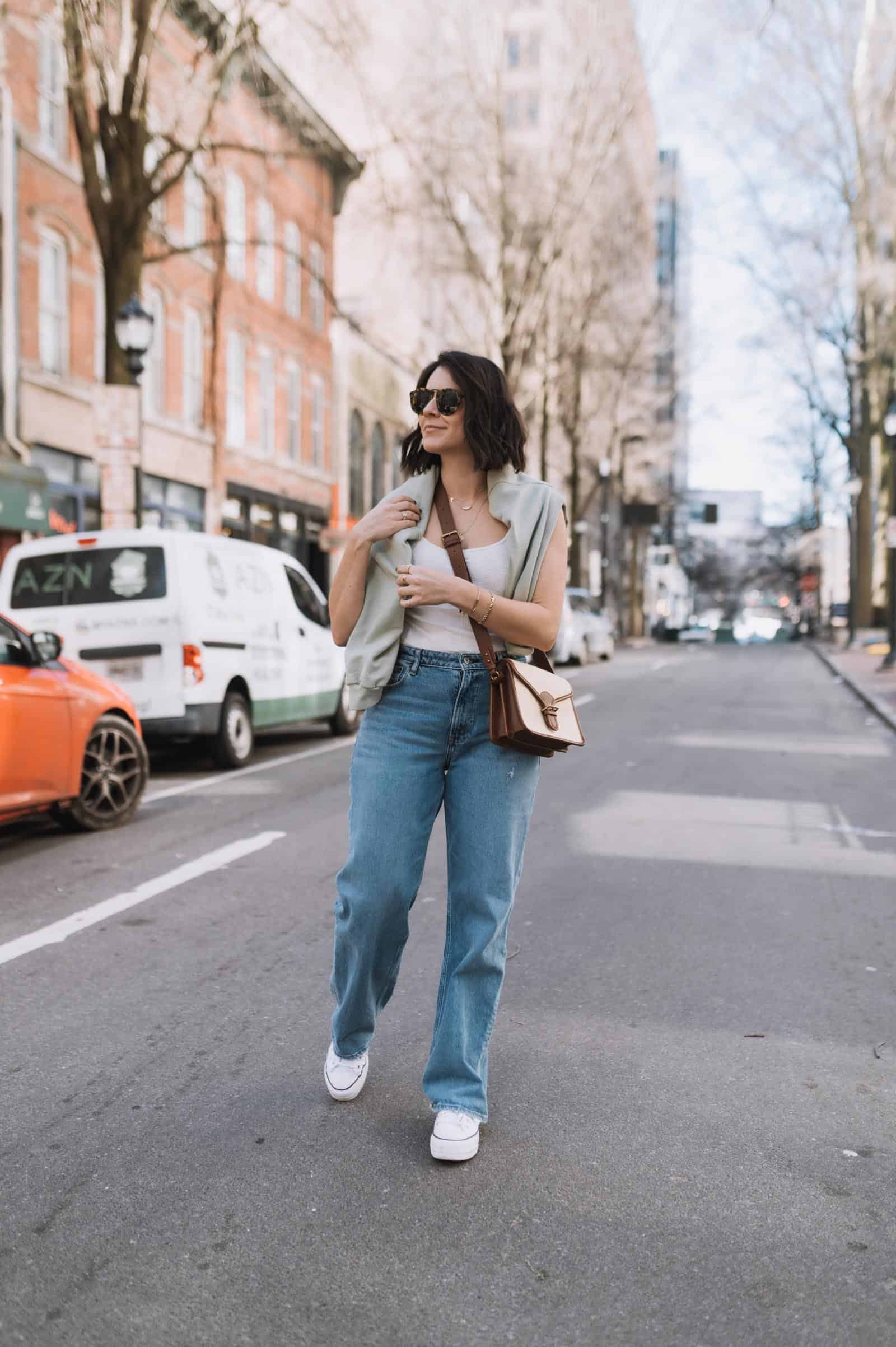 Love the 90s outfit with jeans trend? Here's how to nail the look!