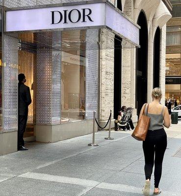 How to find Dior New York 57th Street easily? Get simple directions and store hours right here!