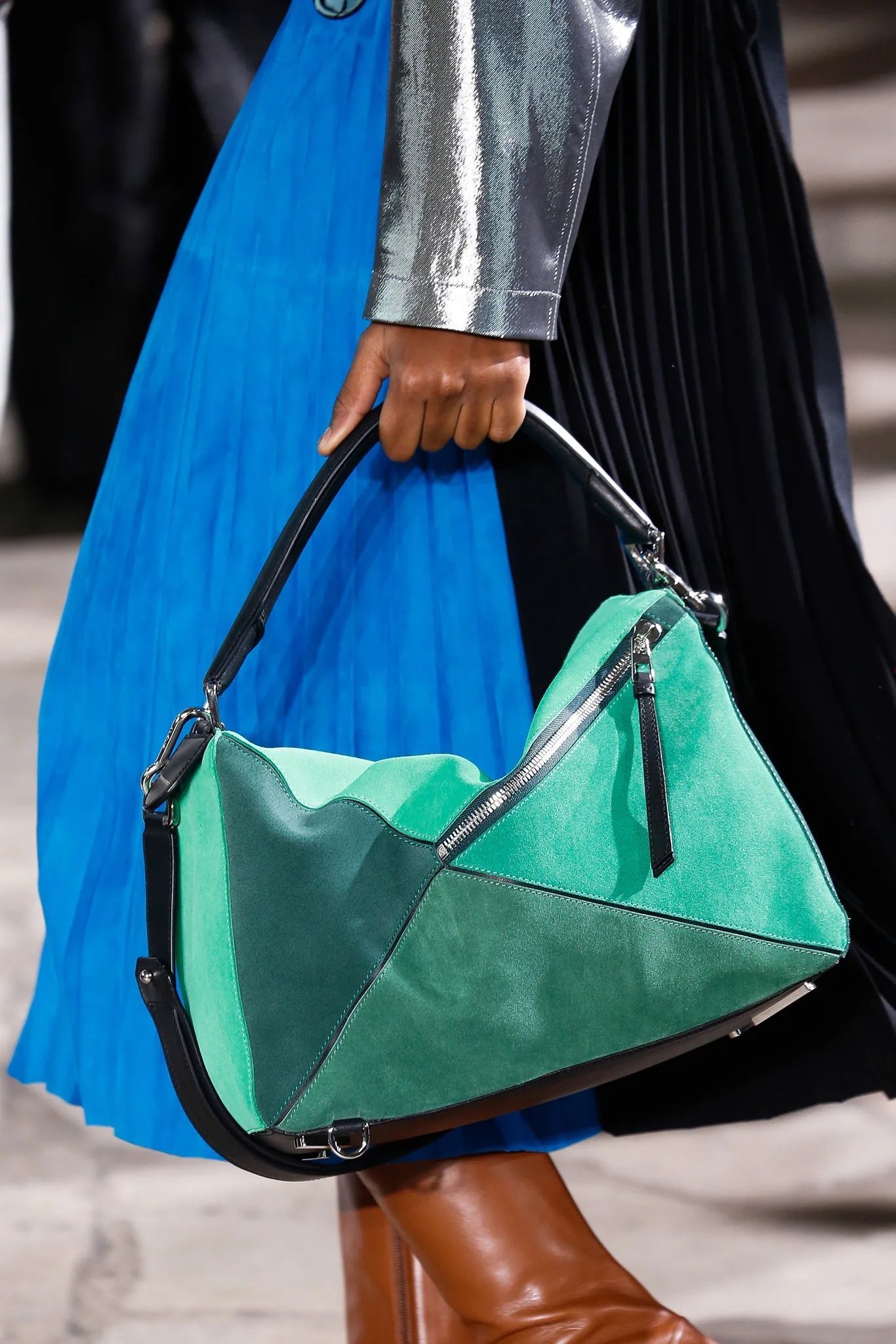 Want to know all about the famous large puzzle bag loewe? We explain why its such a fantastic and stylish investment.