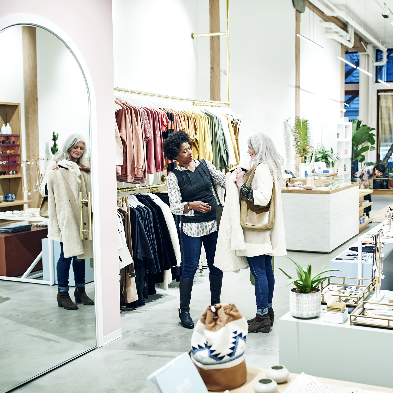 Want to know about publicly traded fashion companies? (Discover the top players in the industry now)