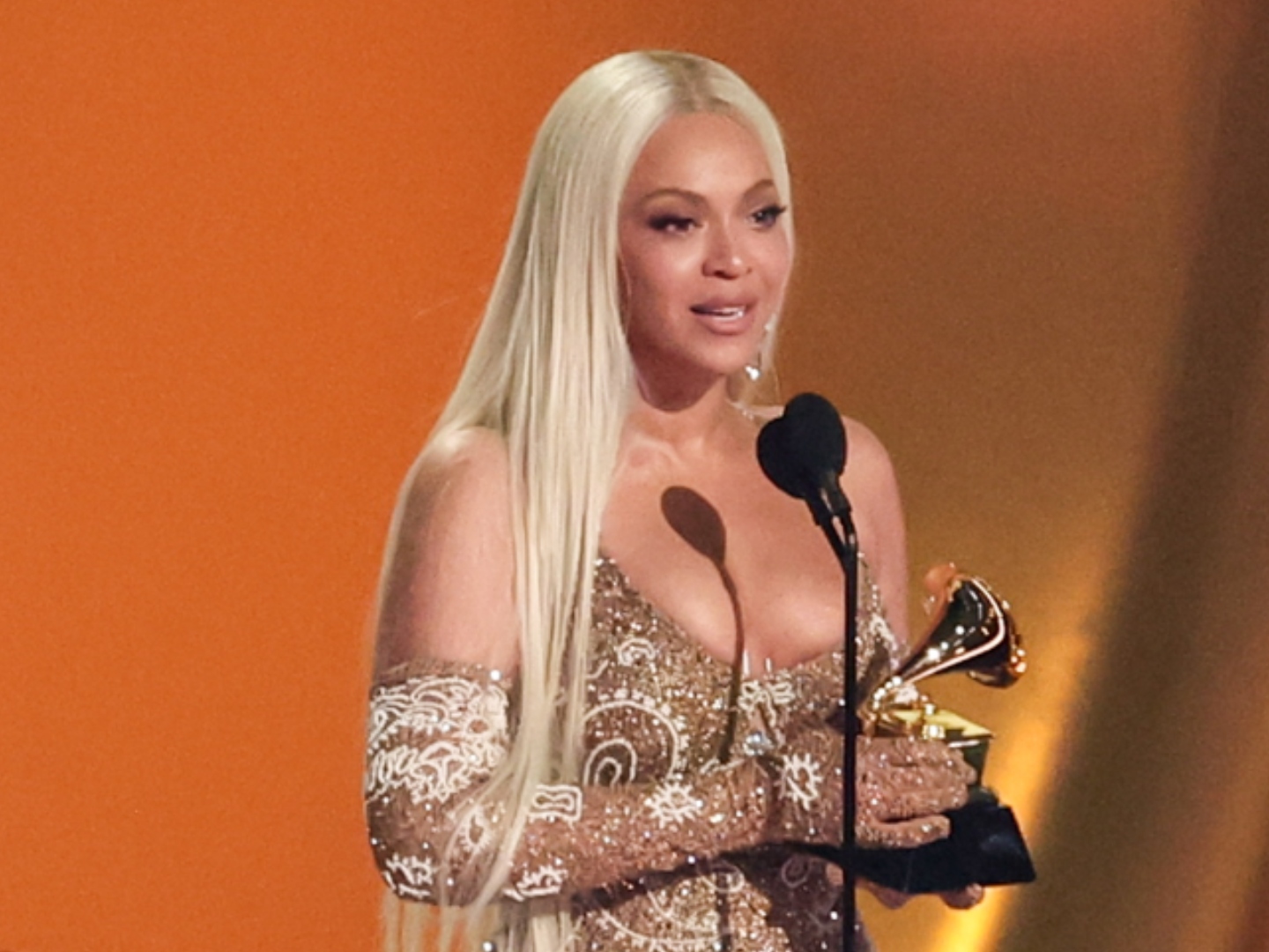 What are the best Beyonce Dior outfits? Check out these amazing pictures of Beyonce in Dior.