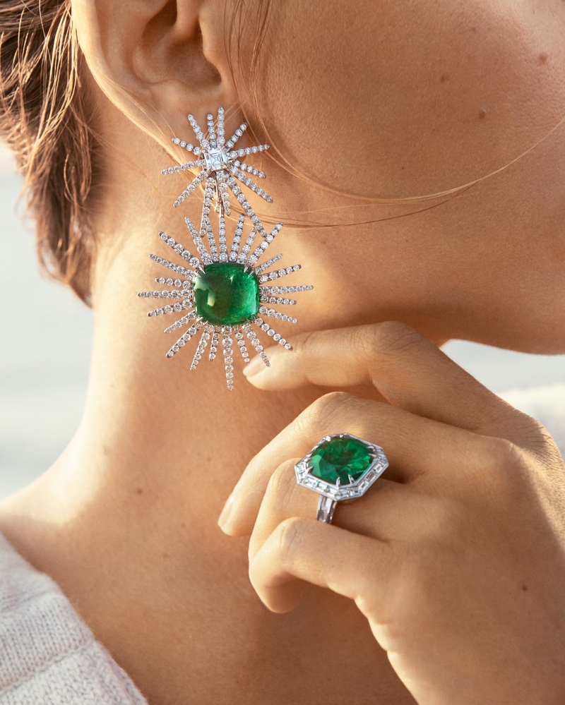How to style David Yurman green earrings? Get simple tips for an elegant and fashionable look.