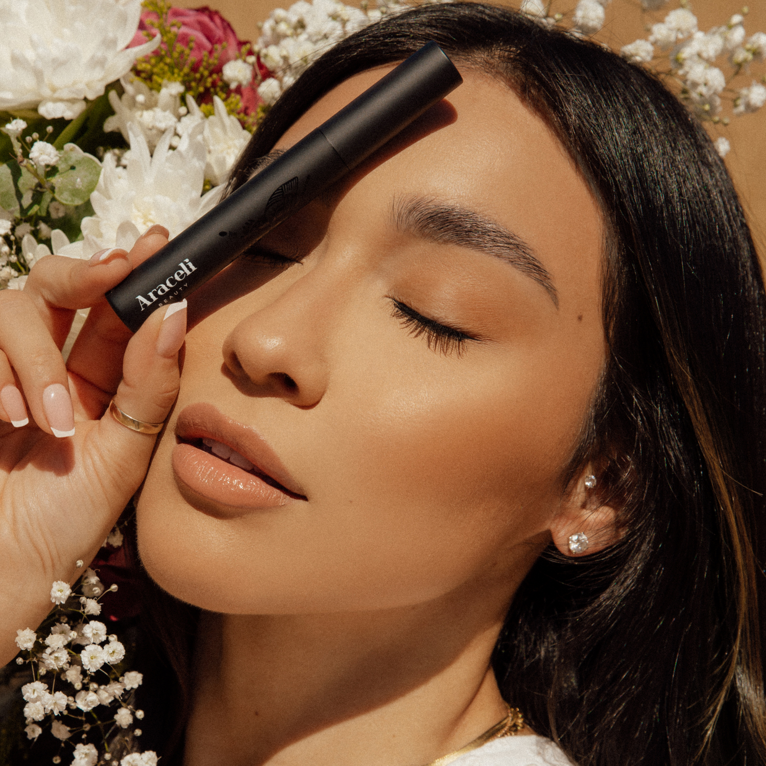 What makes Araceli Mascara different from others? Learn about its unique formula and brush design for amazing lash definition and awesome volume.