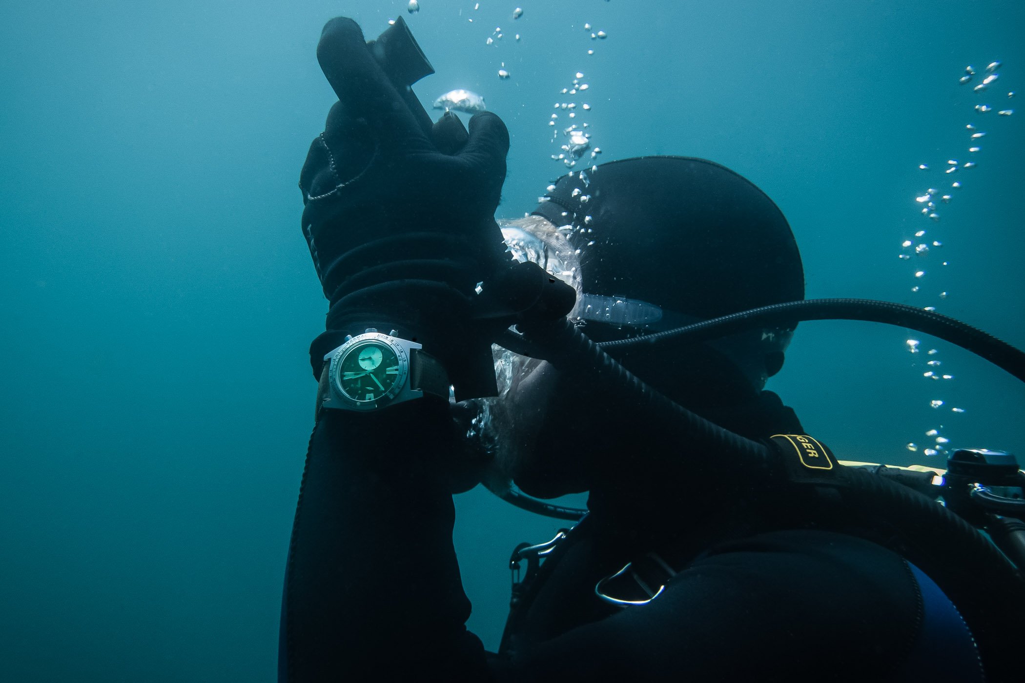 What makes steel dive watches so good? (Learn about their awesome features for underwater exploring)