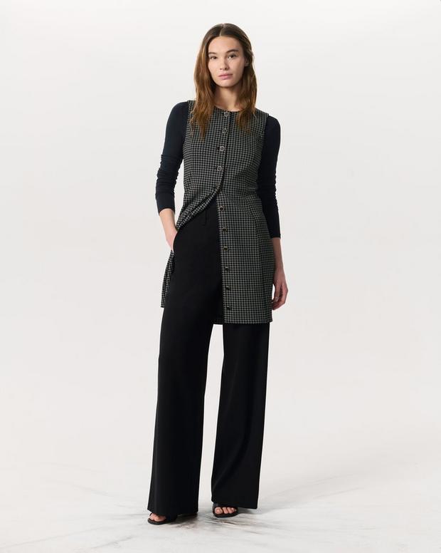 Why choose rag & bone black pants? Learn about their comfort, style, and lasting quality now.