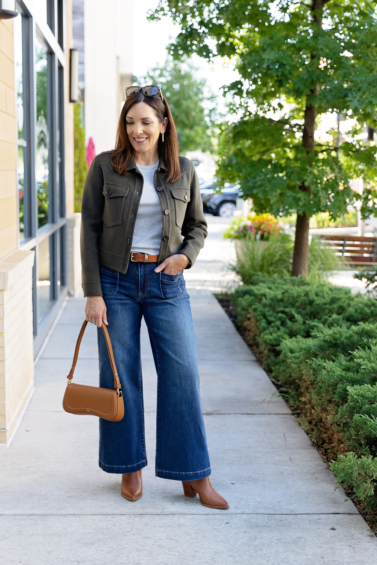 How should you wear ultra wide leg jeans? Here are simple styling tips for looking great.