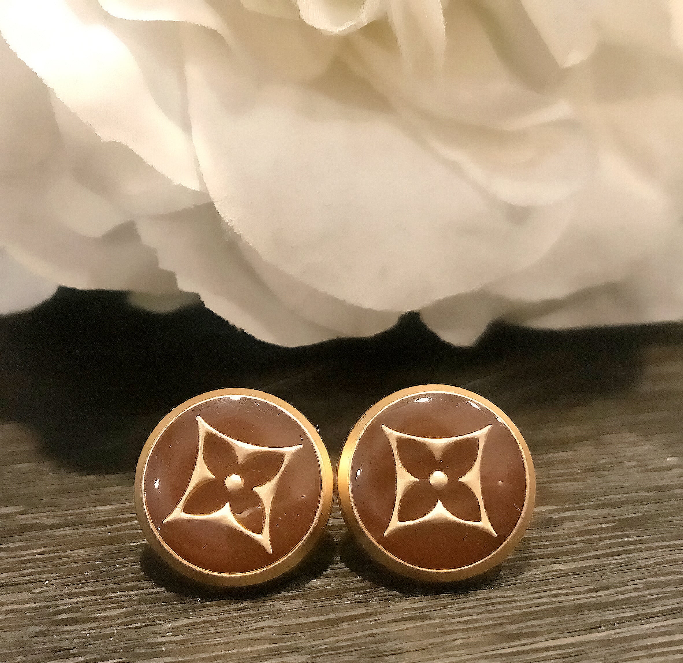 Using louis vuitton buttons for crafts? Get awesome DIY ideas for these designer gems.