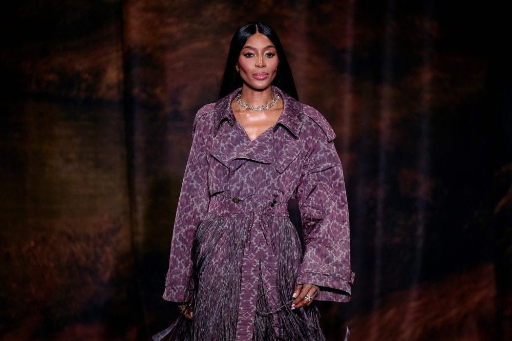 How during london fashion week burberry used new ideas? Learn the secrets behind their latest show!
