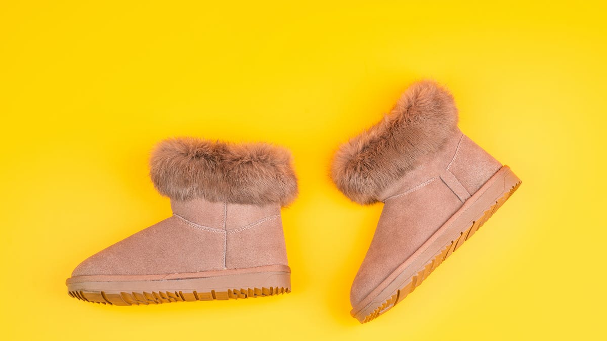 After cleaning, do Uggs dry fluffy again? Tips to restore your Uggs after washing and drying them carefully.