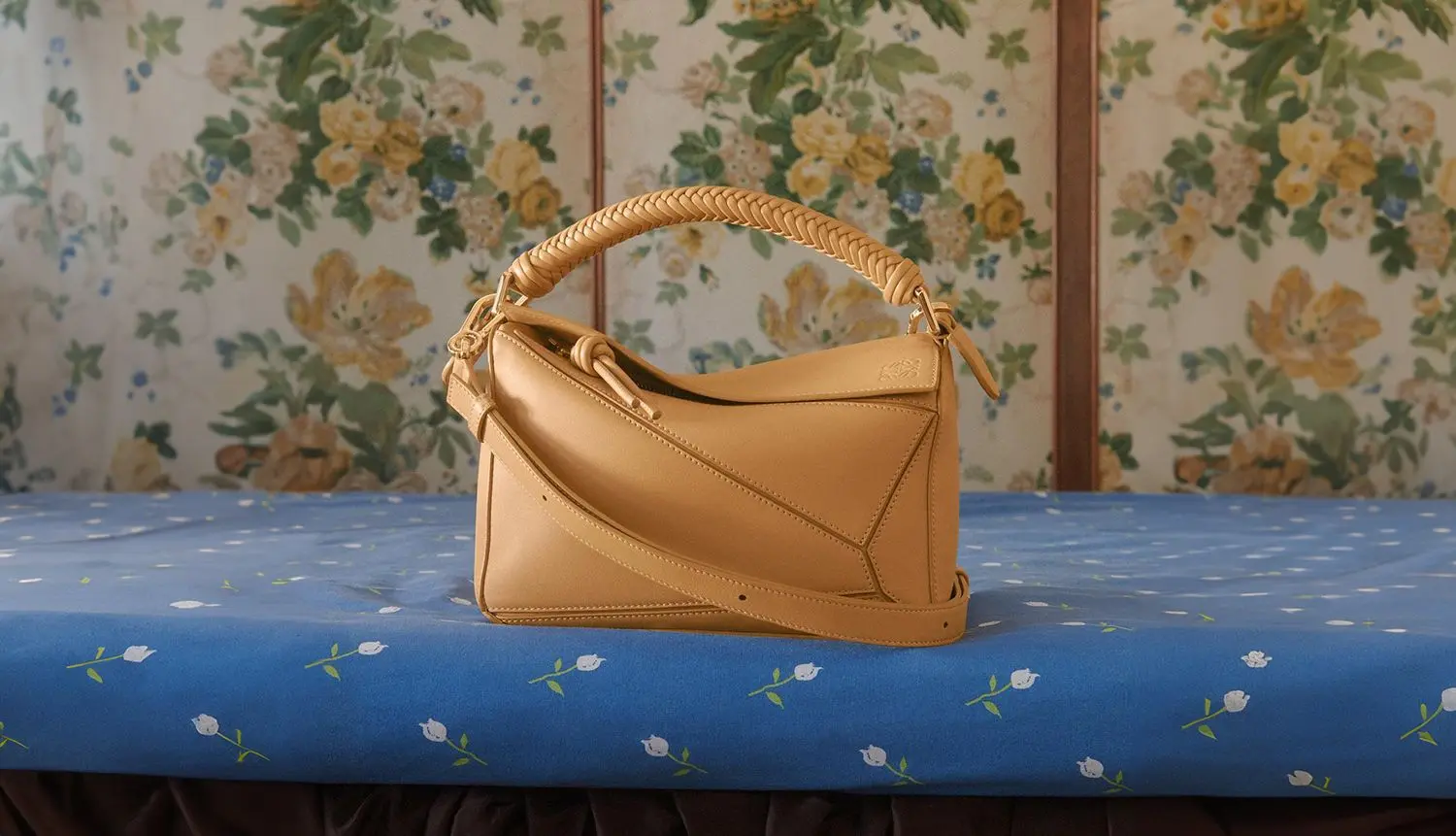 Want to know all about the famous large puzzle bag loewe? We explain why its such a fantastic and stylish investment.