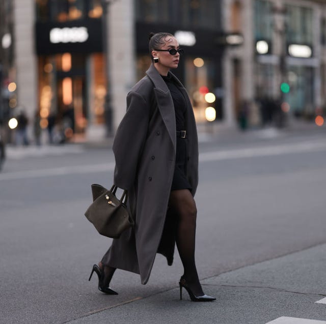When should you wear black tights with black heels? (Perfect outfit ideas for almost any occasion)