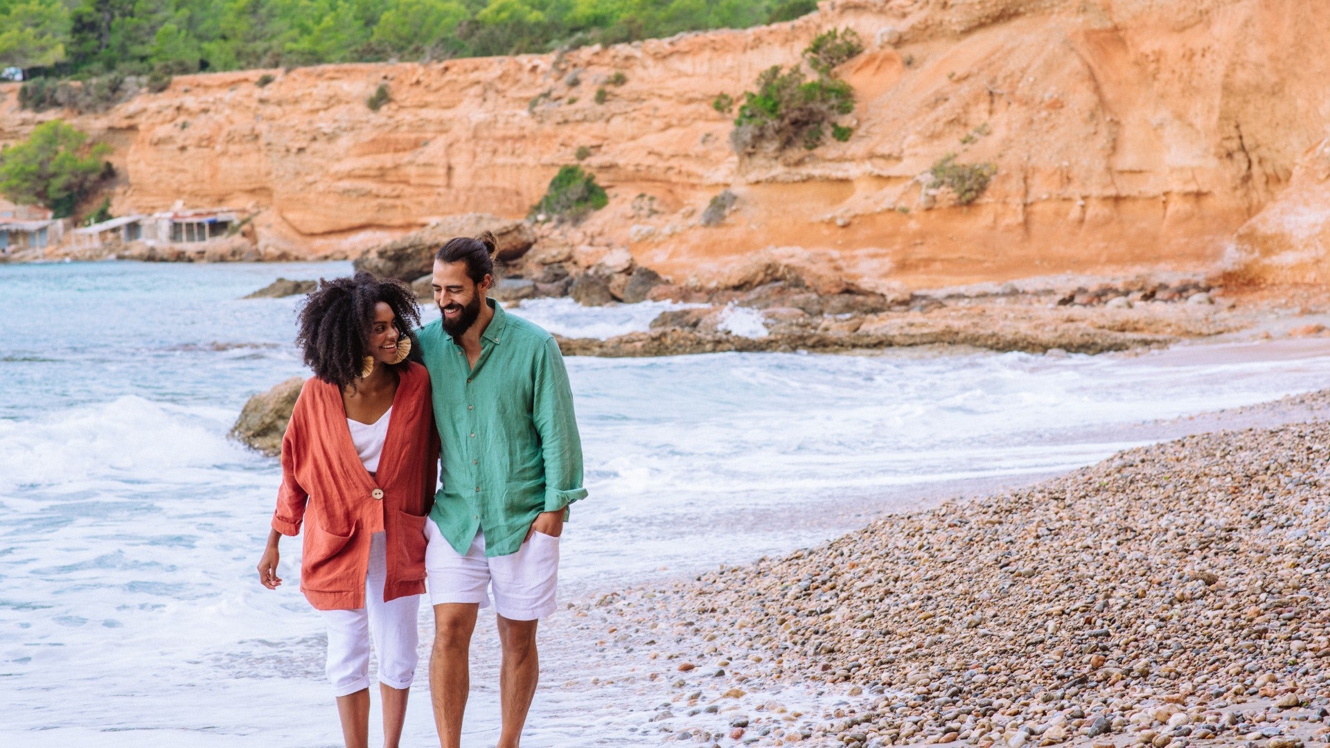 How to style linen shorts for different occasions? Go from beach casual to brunch chic easily.