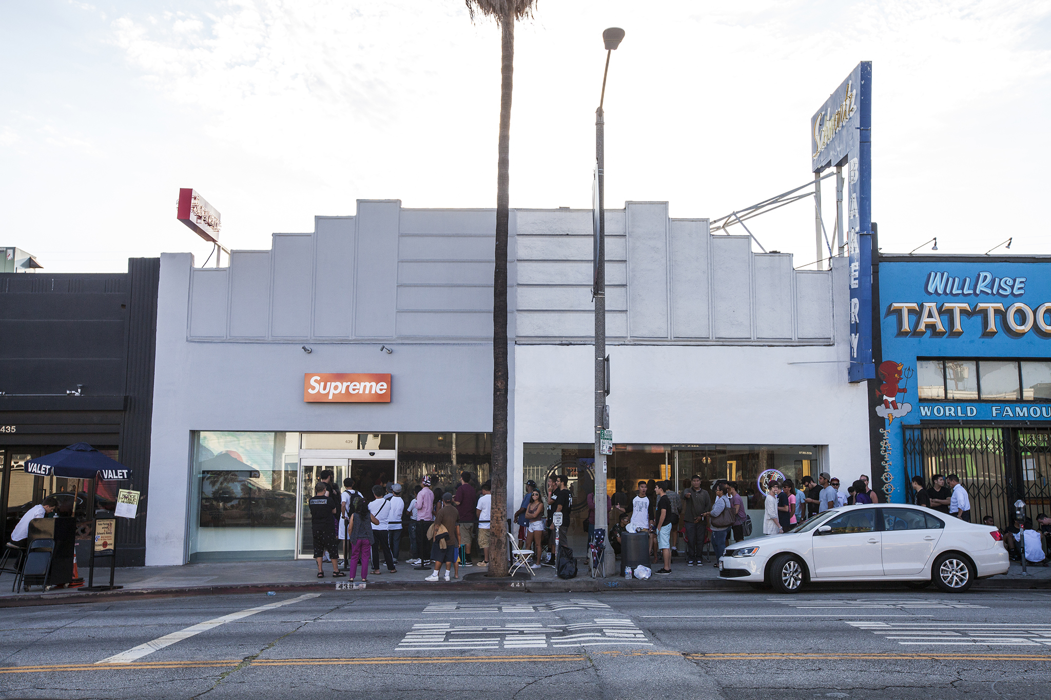 What are the store hours for Fairfax LA Supreme? Plan your trip to this must-visit LA location today.
