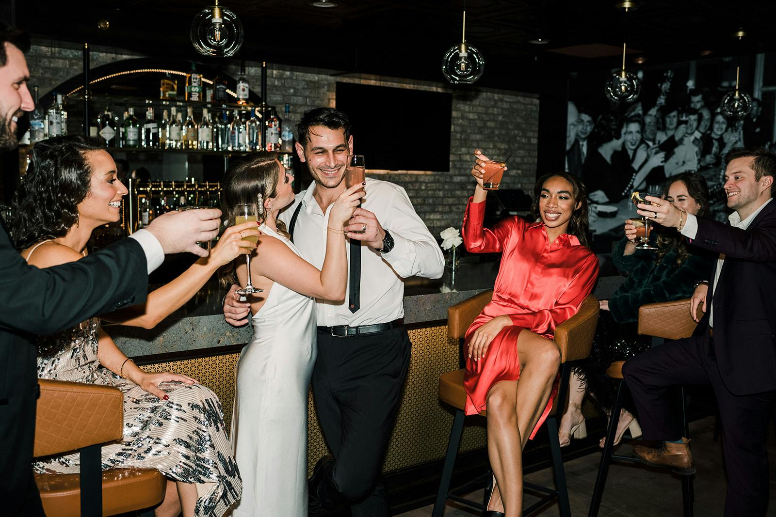 Want to know what to wear to a cocktail bar? Get our best simple and fast outfit advice.