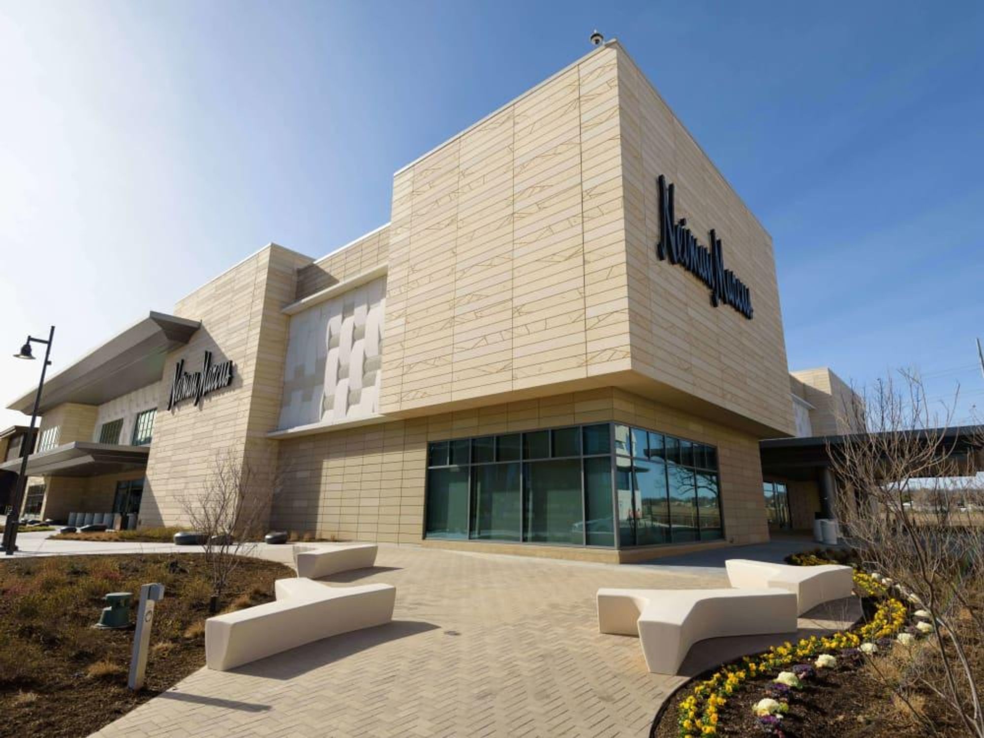 Shopping at Neiman Marcus Fort Worth? (Here is what you should know for a great experience!)